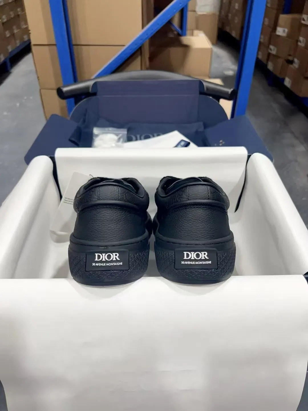 👟👟Ex-factory price 560👟👟 𝐃𝐢𝐨𝐫 𝐱 𝐒𝐭𝐨𝐧𝐞 𝐈𝐬𝐥𝐚𝐧𝐝 𝐁𝟯𝟯 Dior co-branded Stone Island new casual sports shoes Skateboard shoes 111111111 This B33 sneaker comes from the DIOR AND STONE ISLAND limited series. It is a new interpretation of the classic tennis shoe. The fashionable silhouette highlights the heavy texture. The black-dyed cotton has a delicate wash and soft texture, and is finished with the classic Oblique print on the sides, paying homage to the exceptional craftsmanship of the exclusive collaboration. The tongue is embossed with the Dior signature, while cannage panels on the front, DIOR AND STONE ISLAND signature on the back and insole. The rubber outsole features the Dior Oblique pattern, while a contrasting Dior 30 Avenue Montaigne signature on the rear adds style. It can add a modern touch to various casual looks, and can also be matched with other DIOR AND STONE ISLAND items. Exquisite packaging at the delivery counter🛍📦 Customized cowhide material, sheepskin lining, original molded outsole Size: 35-45